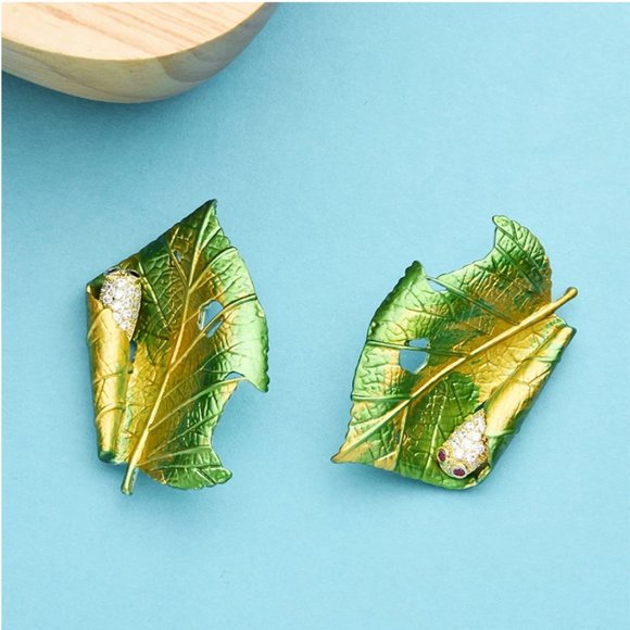 18K Gold Silkworm Leaf Brooch - Picture 7 of 8